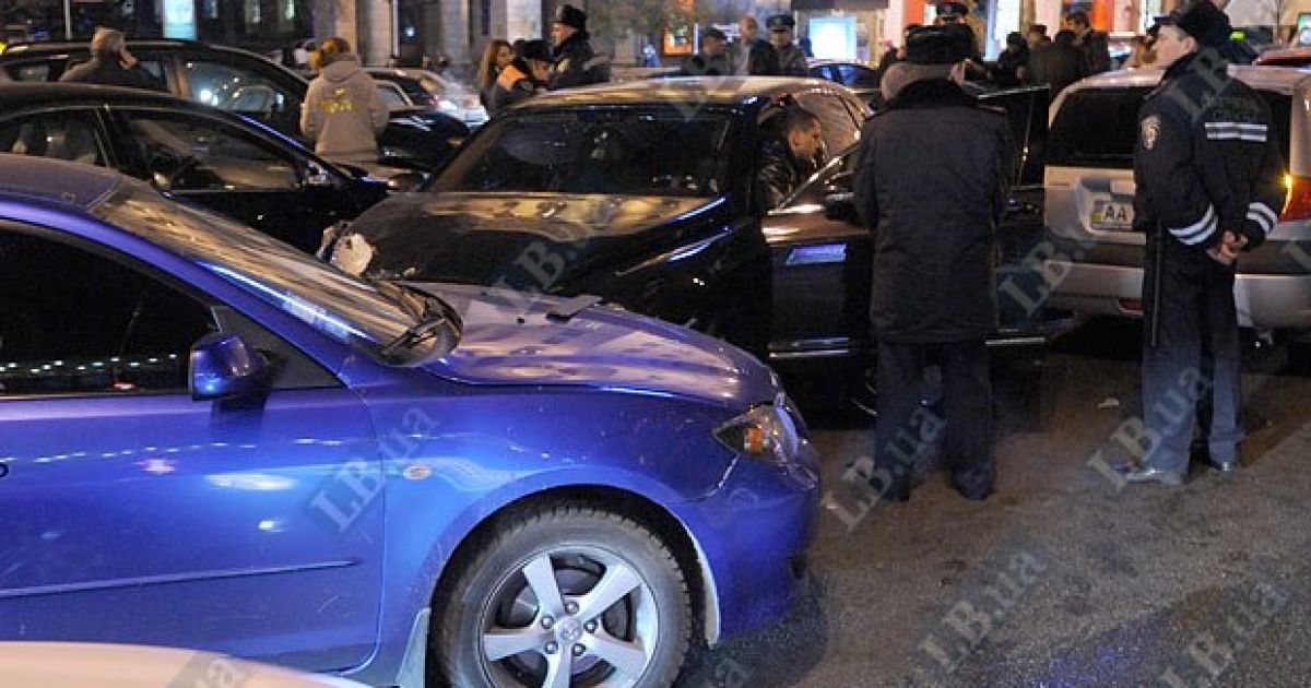 На перетині вулиць Хрещатик і Прорізна в Києві зіткнулися близько 10 автомобілів, регулювальник отримав травму. / © LB.ua