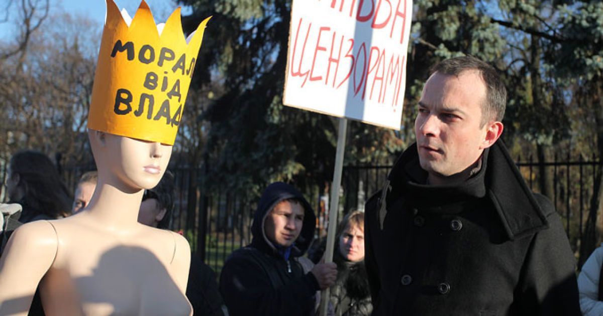 В Києві біля Верховної ради представники ЗМІ провели мітинг з вимогою заборонити ухвалення законопроекту "Про захист суспільної моралі". / © Главред