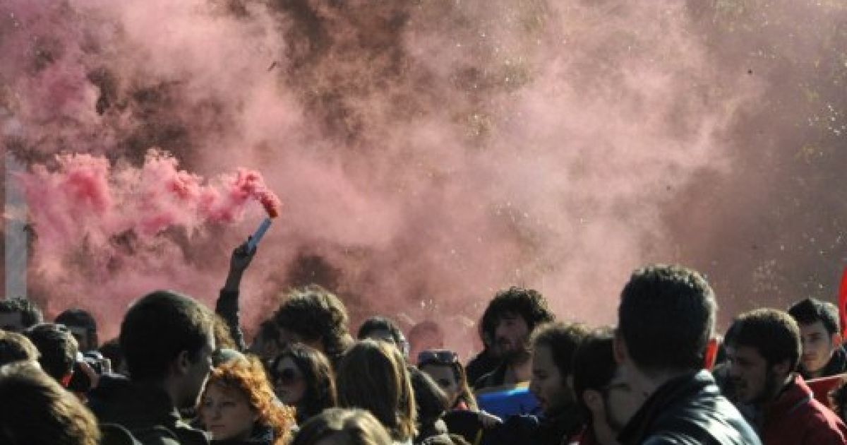 Італія, Рим. Студенти беруть участь у марші протесту проти скорочення бюджетних виплат на освіту і проти заходів жорсткої економії в Європі. Студентські акції протесту відбулись у багатьох європейських країнах. / © AFP