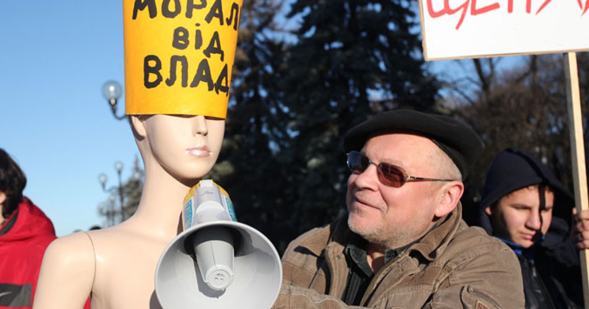 В Києві біля Верховної ради представники ЗМІ провели мітинг з вимогою заборонити ухвалення законопроекту "Про захист суспільної моралі". / © Главред
