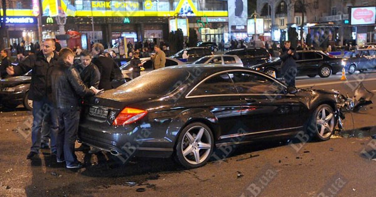На перетині вулиць Хрещатик і Прорізна в Києві зіткнулися близько 10 автомобілів, регулювальник отримав травму. / © LB.ua