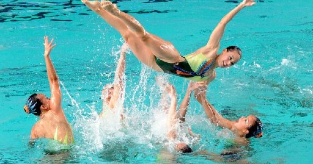 Індонезія, Палембанг. Малайзійські синхроністки виконують вільні вправи під час участі у фінальних змаганнях 26-их Південно-Азіатських ігр (SEAGAMES). Малайзія завоювала золоту медаль. / © AFP