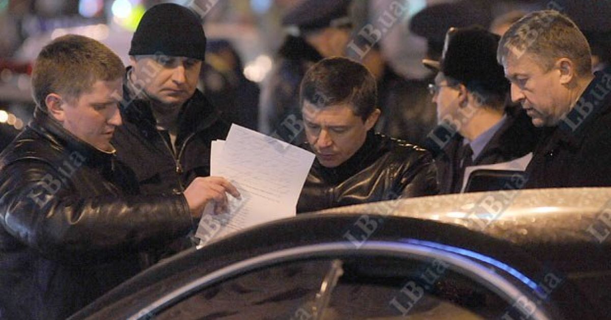 На перетині вулиць Хрещатик і Прорізна в Києві зіткнулися близько 10 автомобілів, регулювальник отримав травму. / © LB.ua