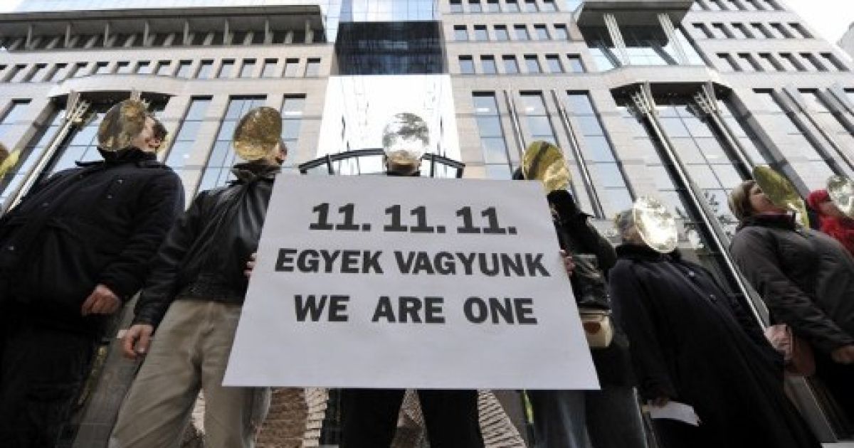 Угорщина, Будапешт. Угорські та закордонні активісти руху "True Democracy Now" тримають плакат "11 .11.11. Ми є одним" під час пікету перед банком за кращий світ та придатніші умови для життя, проти політичної та економічної системи. / © AFP