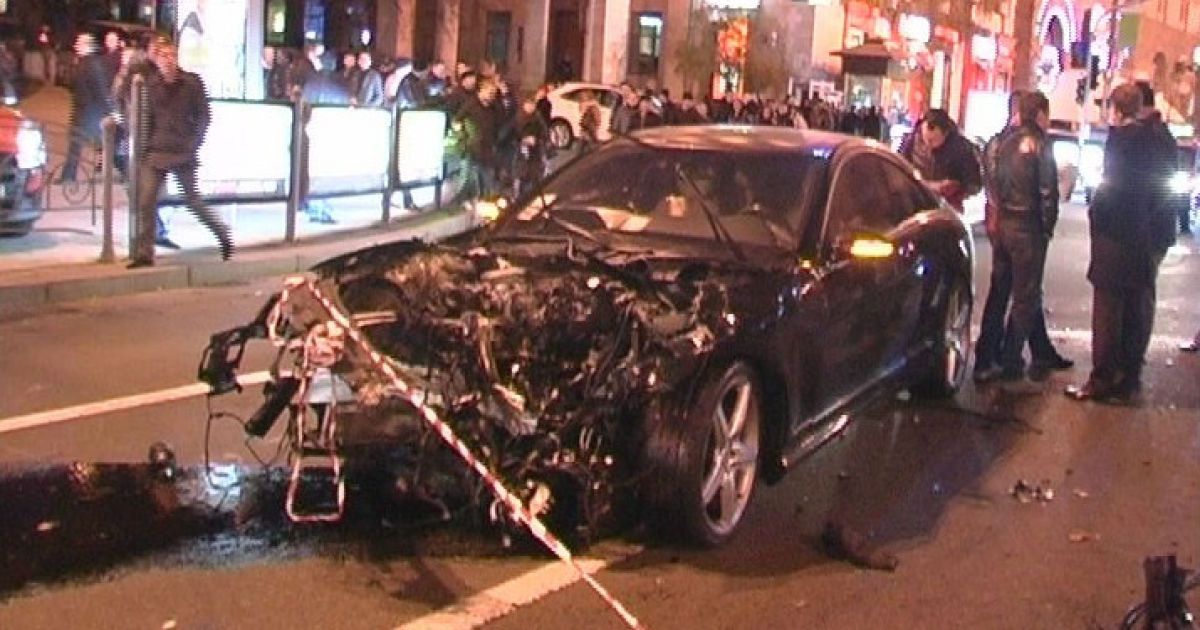 На перетині вулиць Хрещатик і Прорізна в Києві зіткнулися близько 10 автомобілів, регулювальник отримав травму. / © Магнолія-ТВ