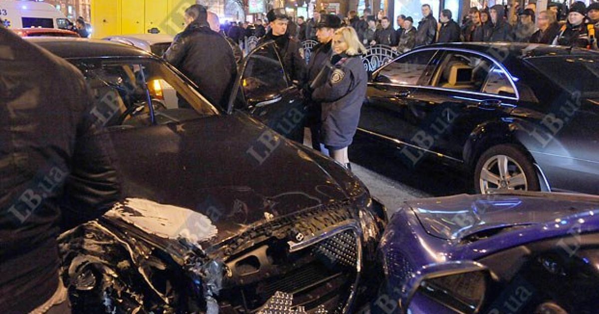 На перетині вулиць Хрещатик і Прорізна в Києві зіткнулися близько 10 автомобілів, регулювальник отримав травму. / © LB.ua