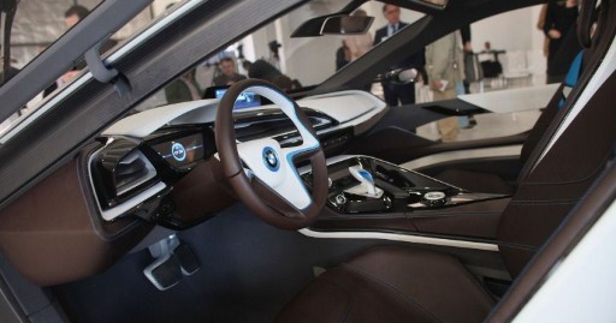 В Нью-Йорку провели показ гібридного концепт-кару BMW i8 і електромобіля BMW i3, корпуси яких створені з вуглецевого волокна / © AFP