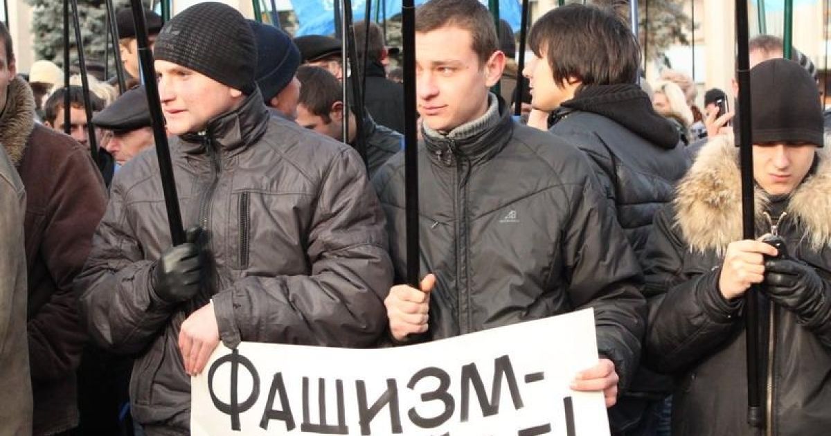 Під час проведення акції на площу прийшли активісти Партії регіонів / © Газета Є