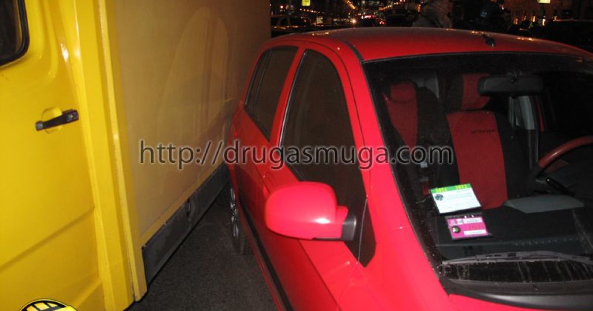 На перетині вулиць Хрещатик і Прорізна в Києві зіткнулися близько 10 автомобілів, регулювальник отримав травму. / © drugasmuga.com