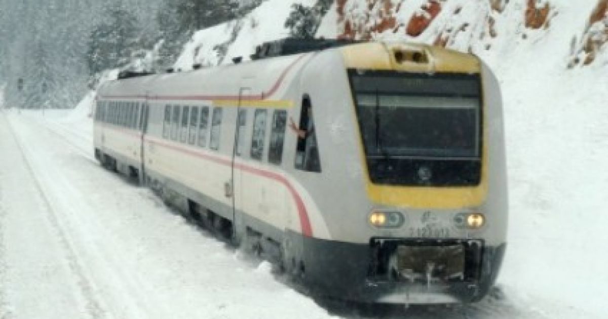 Снігом занесло потяг з 30-ма пасажирами. Рятувальники добиралися до людей три доби