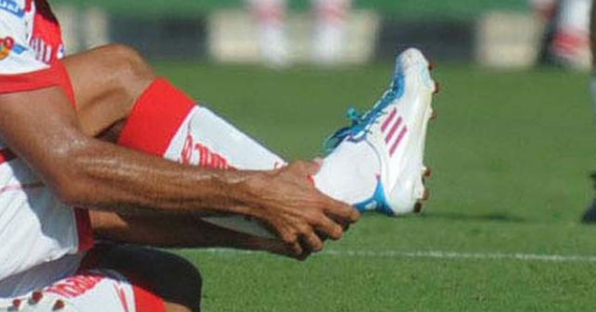 Аргентинському футболісту зламали ногу під час матчу (відео)