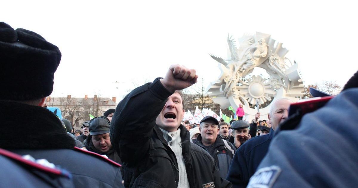 В Хмельницькому сутички виникли під час "Маршу порожніх гаманців" між підприємцями та активістами Партії регіонів. / © Газета Є