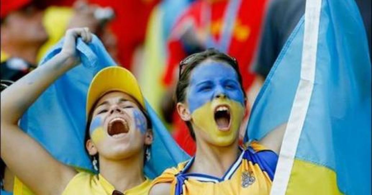 Українки масово стають футбольними вболівальницями