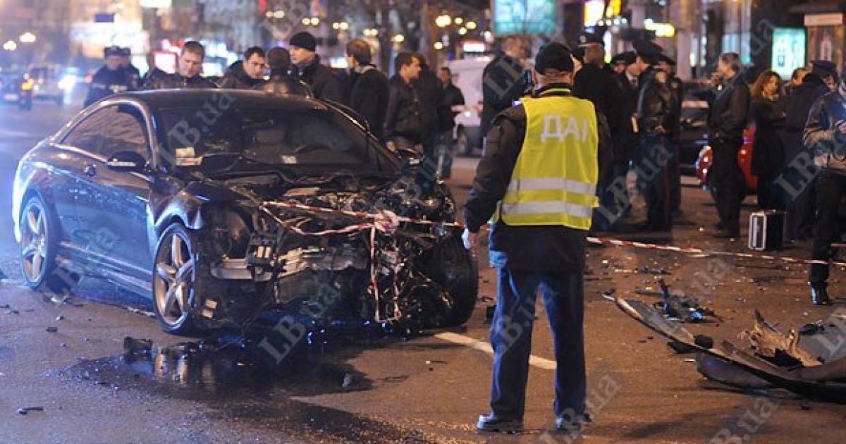 На перетині вулиць Хрещатик і Прорізна в Києві зіткнулися близько 10 автомобілів, регулювальник отримав травму. / © LB.ua