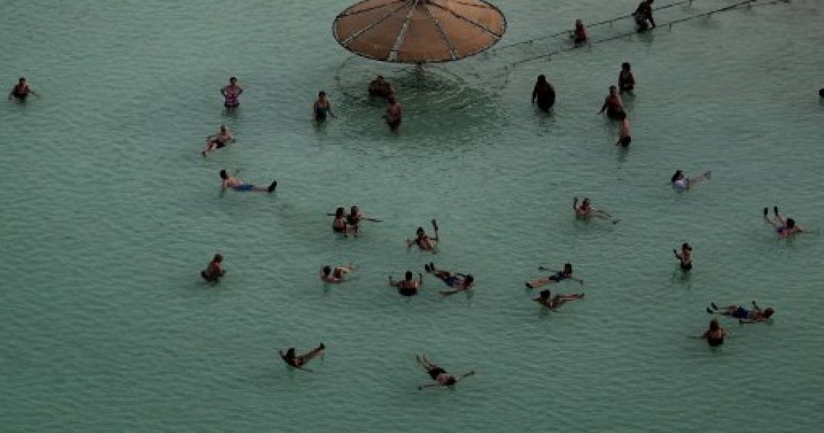 Ізраїль, Мертве море. Туристи купаються у мінеральних водах Мертвого моря. Мертве море є одним з претендентів на перемогу у міжнародній кампанії за нові сім чудес Всесвітньої спадщини. / © AFP