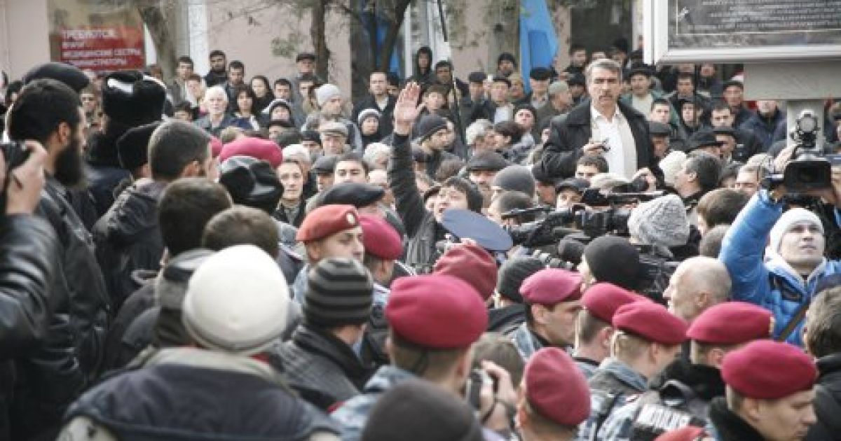 У Сімферополі відбувся мітинг за участю представників різних кримськотатарських громадських організацій. / © УНІАН