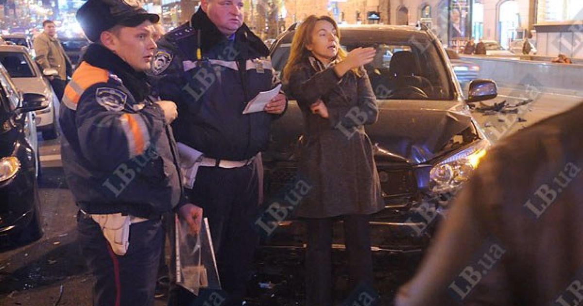 На перетині вулиць Хрещатик і Прорізна в Києві зіткнулися близько 10 автомобілів, регулювальник отримав травму. / © LB.ua