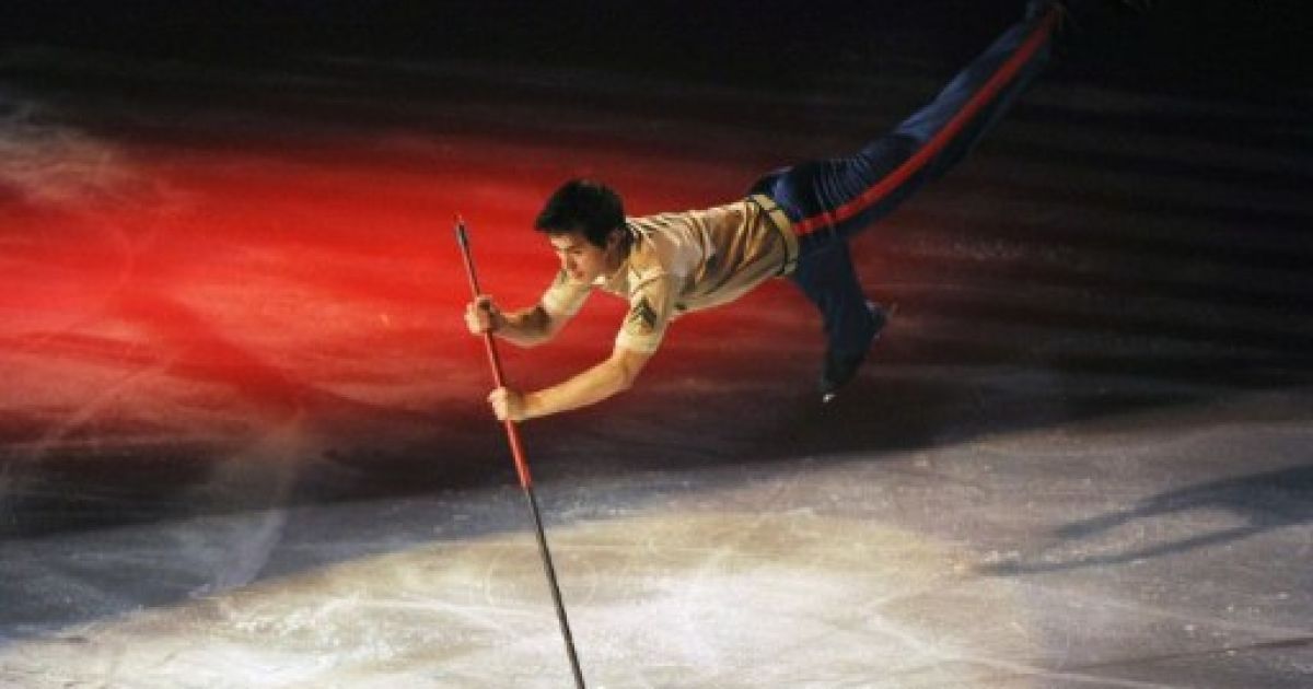 Франція, Париж. Канадський фігурист Патрік Чан виступає на гала-шоу Кубку Еріка Бомпарда 2011 з фігурного катання. / © AFP