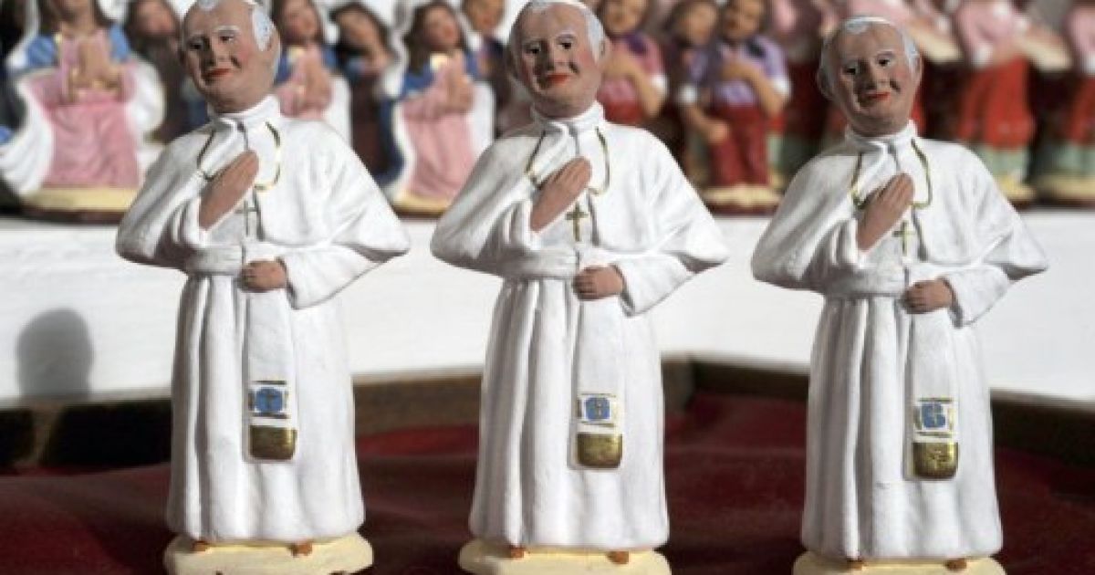 Франція, Марсель. У французькому Провансі випустили розписані вручну фігурки Папи Римського Іоанна Павла II під назвою "Santons". / © AFP