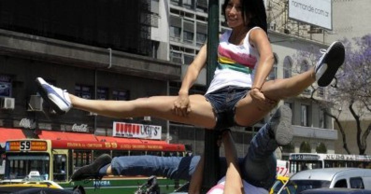 Аргентина, Буенос-Айрес. Учасниці конкурсу Miss Pole Dance 2011 виступають на Пласа де ла Републіка в центрі Буенос-Айреса напередодні проведення конкурсу. / © AFP