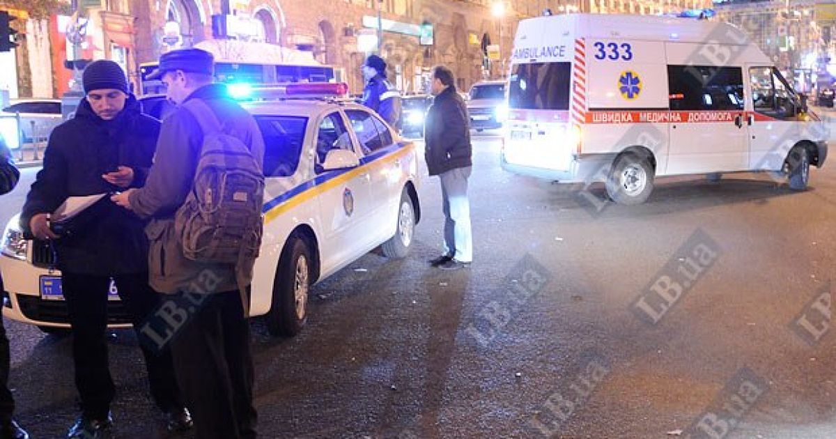 На перетині вулиць Хрещатик і Прорізна в Києві зіткнулися близько 10 автомобілів, регулювальник отримав травму. / © LB.ua