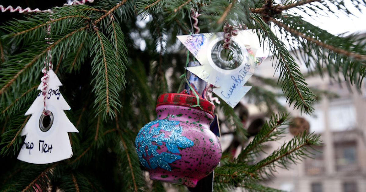 В Києві біля "Золотих воріт" відкрили ресайклінг-ялинку