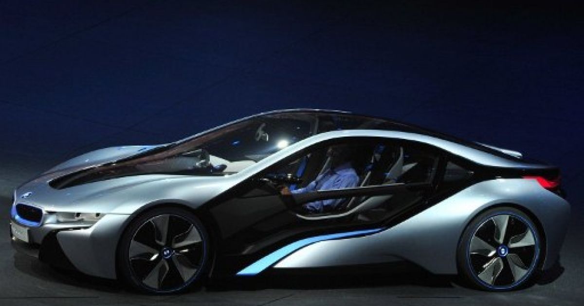 В Нью-Йорку провели показ гібридного концепт-кару BMW i8 і електромобіля BMW i3, корпуси яких створені з вуглецевого волокна / © AFP