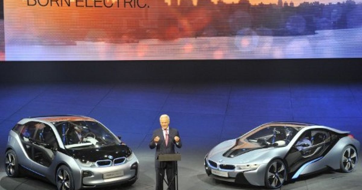 В Нью-Йорку провели показ гібридного концепт-кару BMW i8 і електромобіля BMW i3, корпуси яких створені з вуглецевого волокна / © AFP
