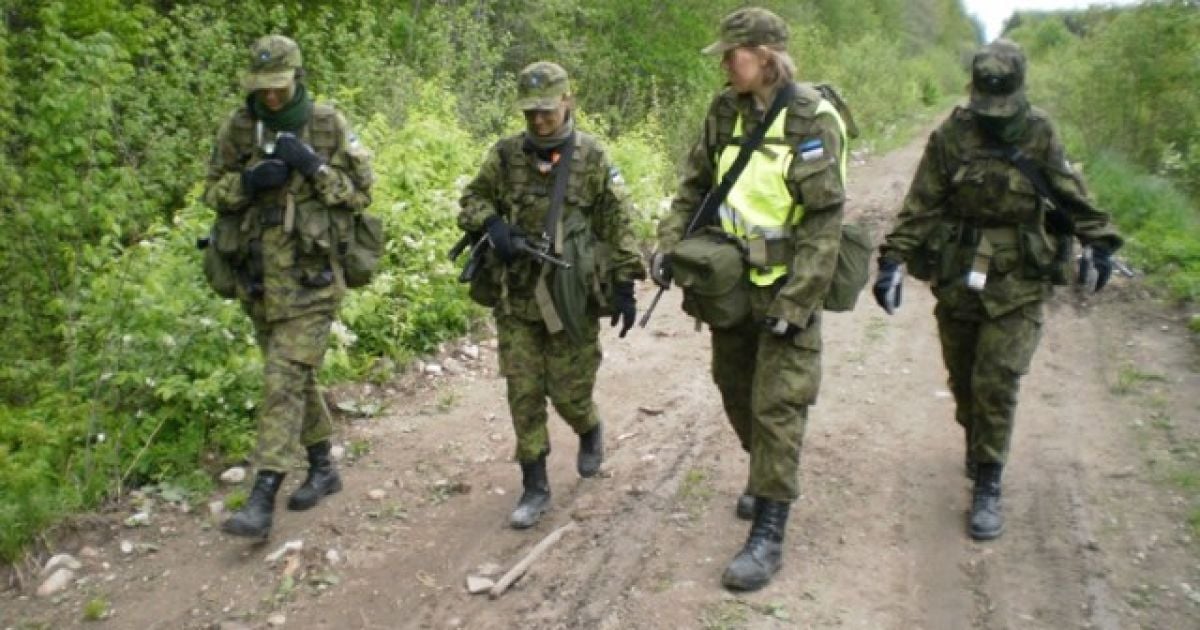 Дівчата з Naiskodukaitse тренуються, щоб гідно протистояти російським солдатам