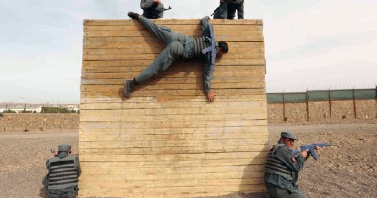 Афганістан, Герат. Афганські поліцейські виконують вправи у навчальному центрі поліції Adraskan, провінція Герат. Центр, який готує кадри для місцевої поліції, був створений чотири роки тому. Його вже закінчили 8000 поліцейських. / © AFP