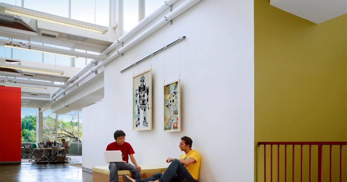 В центрі офісу розташовані робочі місця керівництва, також є велика кількість кімнат для відпочинку / © bigpicture.ru