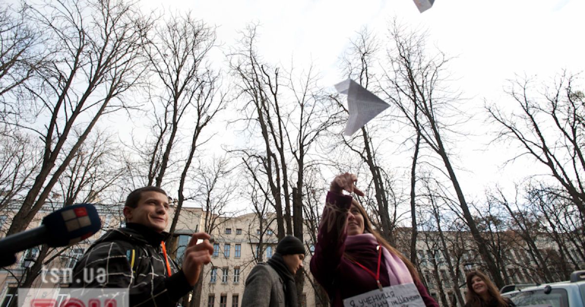 Перед офісом Партії регіонів у Києві студенти влаштували виставку "зброї".