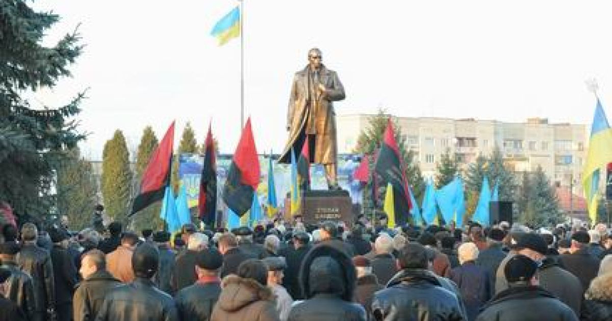 У Самборі відкрили і освятили пам&rsquo;ятник Бандері / © прес-служба КУН
