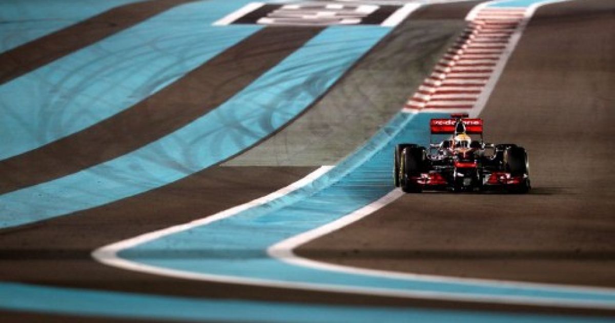 Об'єднані Арабські Емірати, Абу-Дабі. Британський гонщик команди McLaren Mercedes Льюїс Хемілтон тренується на треку Яс Марина в Абу-Дабі напередодні Гран-прі Абу-Дабі "Формули-1". / © AFP