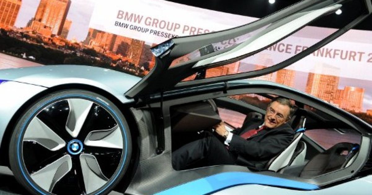 В Нью-Йорку провели показ гібридного концепт-кару BMW i8 і електромобіля BMW i3, корпуси яких створені з вуглецевого волокна / © AFP