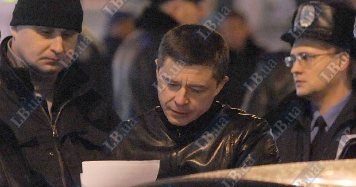 На перетині вулиць Хрещатик і Прорізна в Києві зіткнулися близько 10 автомобілів, регулювальник отримав травму. / © LB.ua