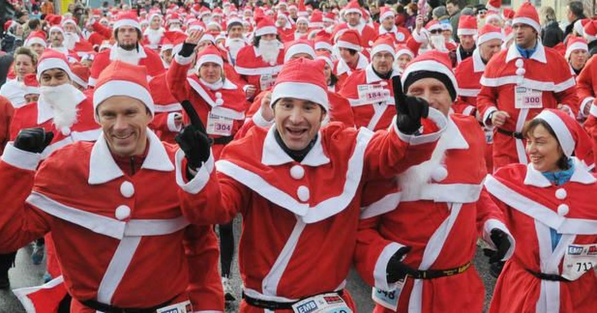Забіг Санта-Клаусів у Ліверпулі / © AFP
