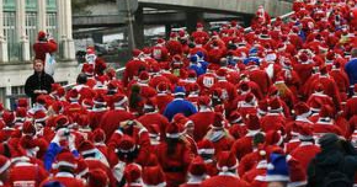 Забіг Санта-Клаусів у Ліверпулі / © AFP