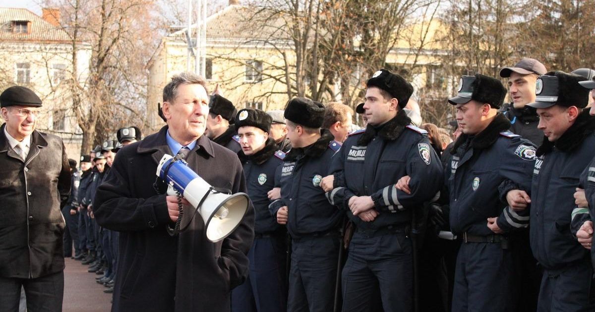Під час проведення акції на площу прийшли активісти Партії регіонів, між мітингувальникам спалахнули сутички. / © Газета Є