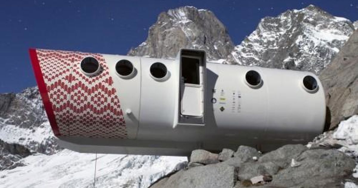 Червоний орнамент робить притулок більш помітним на фоні засніжених гір