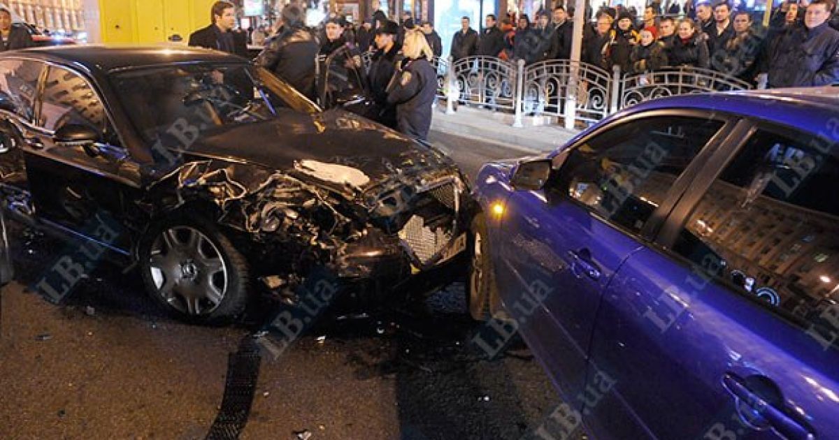 На перетині вулиць Хрещатик і Прорізна в Києві зіткнулися близько 10 автомобілів, регулювальник отримав травму. / © LB.ua