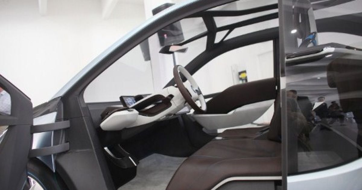 В Нью-Йорку провели показ гібридного концепт-кару BMW i8 і електромобіля BMW i3, корпуси яких створені з вуглецевого волокна / © AFP