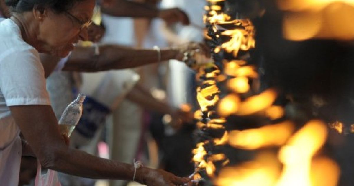 У багатьох азіатських країнах відзначили Свято повного Місяця.