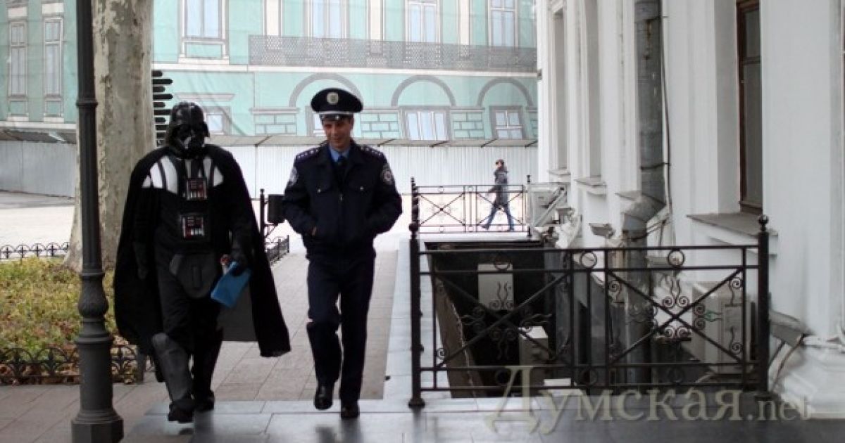 Дарт Вейдер приніс в Одеську мерію заяву на отримання земельного паю. / © Думская.net