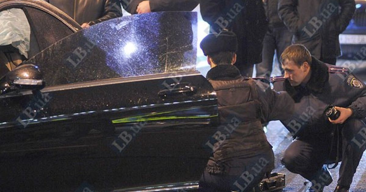 На перетині вулиць Хрещатик і Прорізна в Києві зіткнулися близько 10 автомобілів, регулювальник отримав травму. / © LB.ua