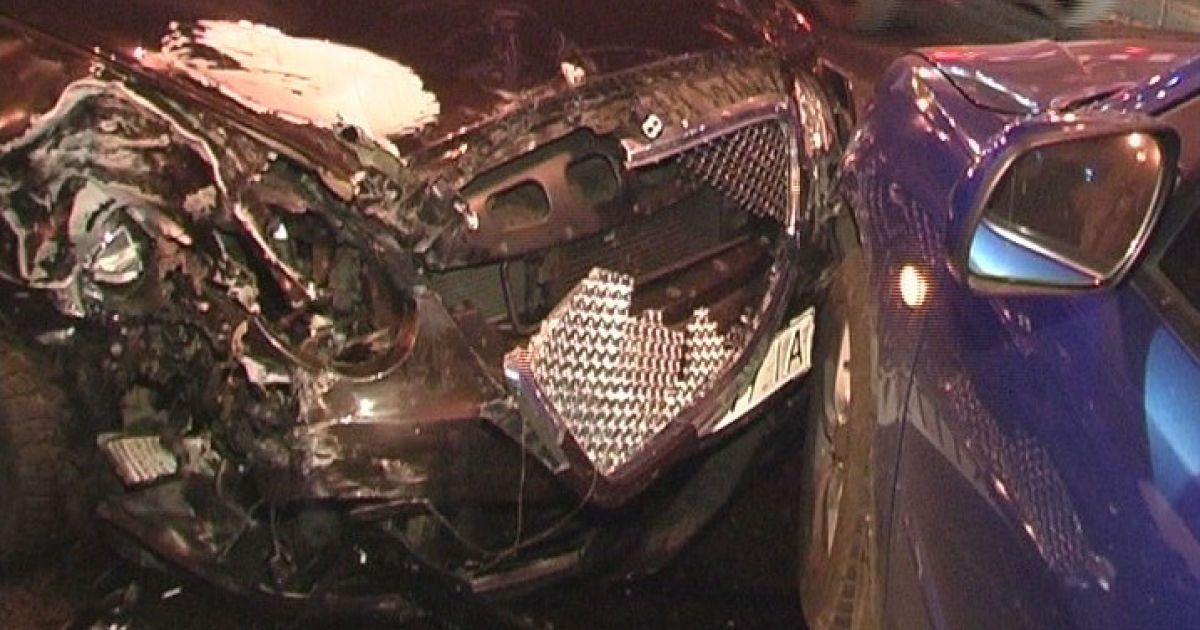 На перетині вулиць Хрещатик і Прорізна в Києві зіткнулися близько 10 автомобілів, регулювальник отримав травму. / © Магнолія-ТВ