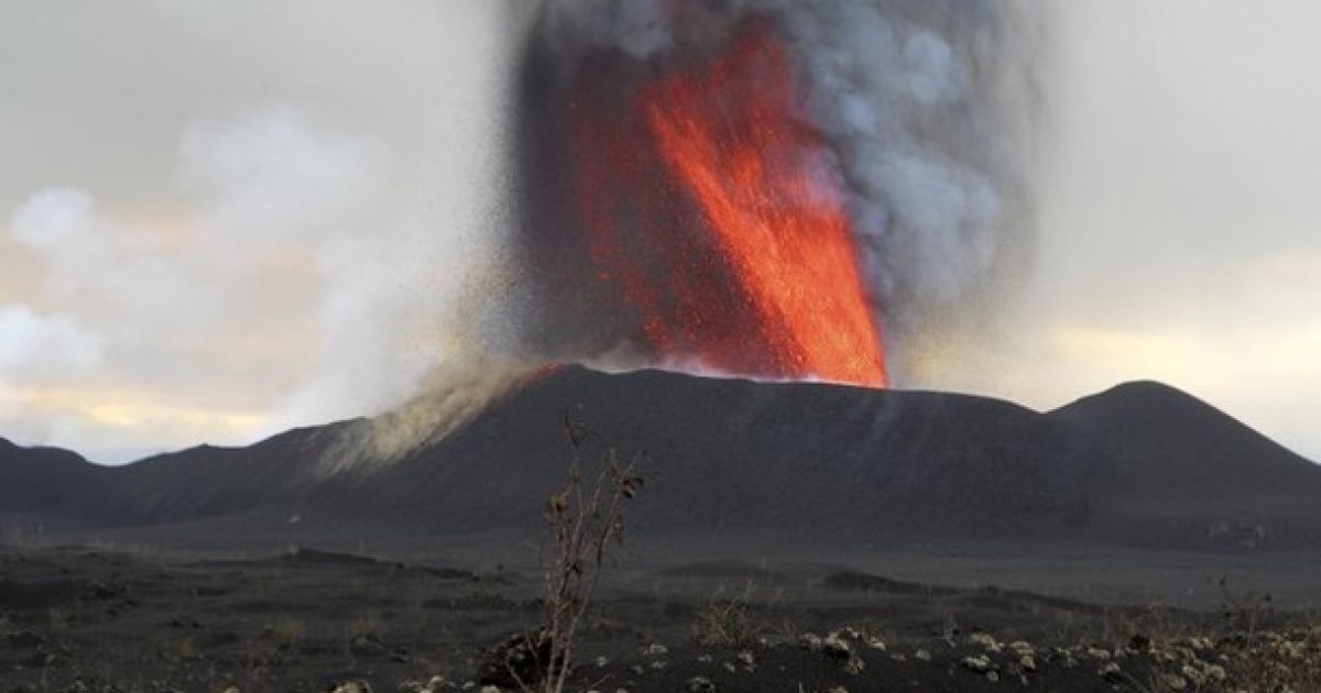 Вперше туристи зможуть побачити зблизька виверження найактивнішого вулкана Африки. / © AFP