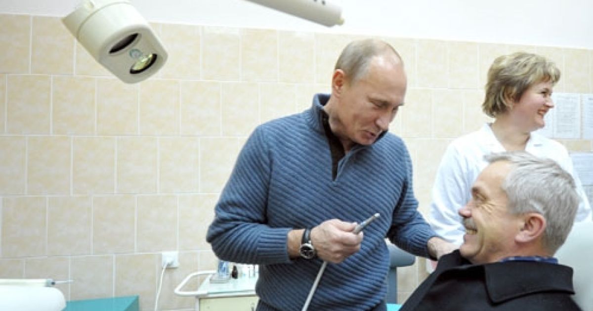 У кабінеті стоматолога Путін попросив губернатора Білгородської області зайняти місце пацієнта, а сам, сміючись, взяв у руки зубний бур. / © premier.gov.ru