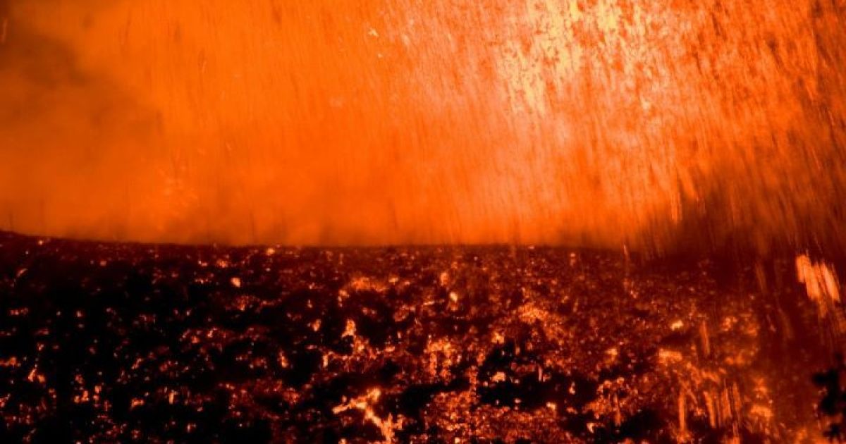 Неподалік від підніжжя вулкана на безпечній відстані розбито наметовий табір для спостерігачів. / © VolcanoDiscovery.com