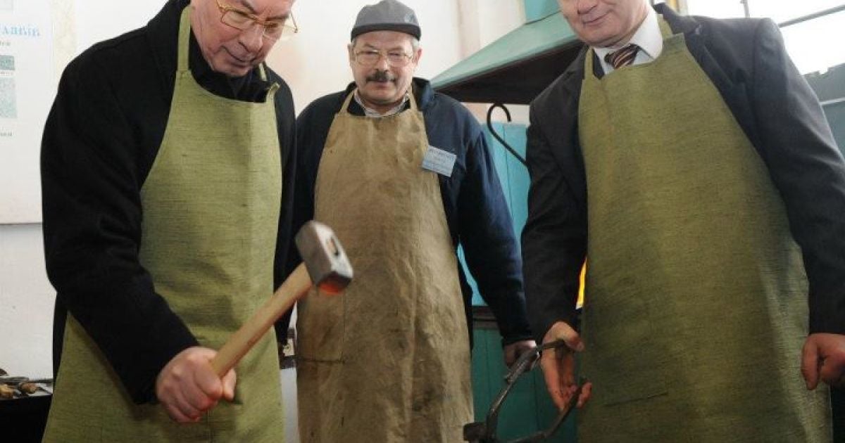 Азаров на Хмельниччині скуштував сир і схопився за молот